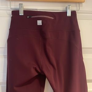 Vuori leggings in maroon XS with back pocket
